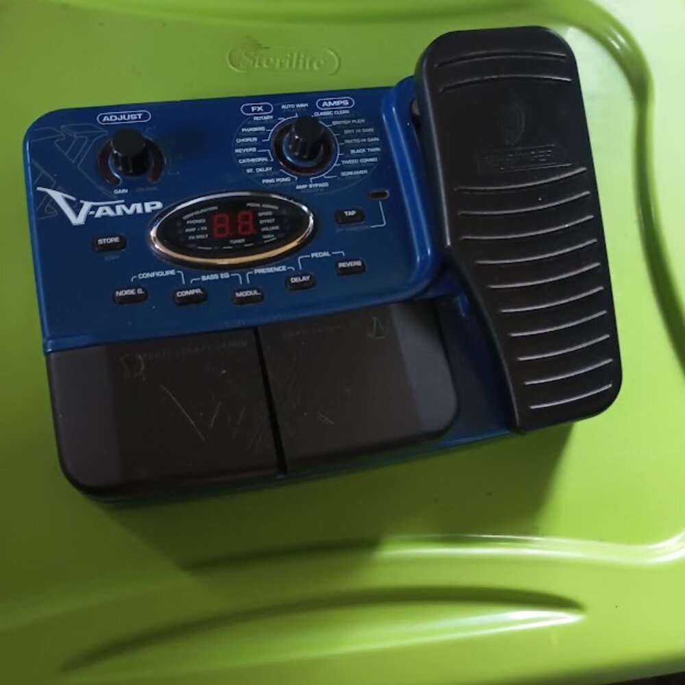 Behringer V-Amp guitar multi-effects processor